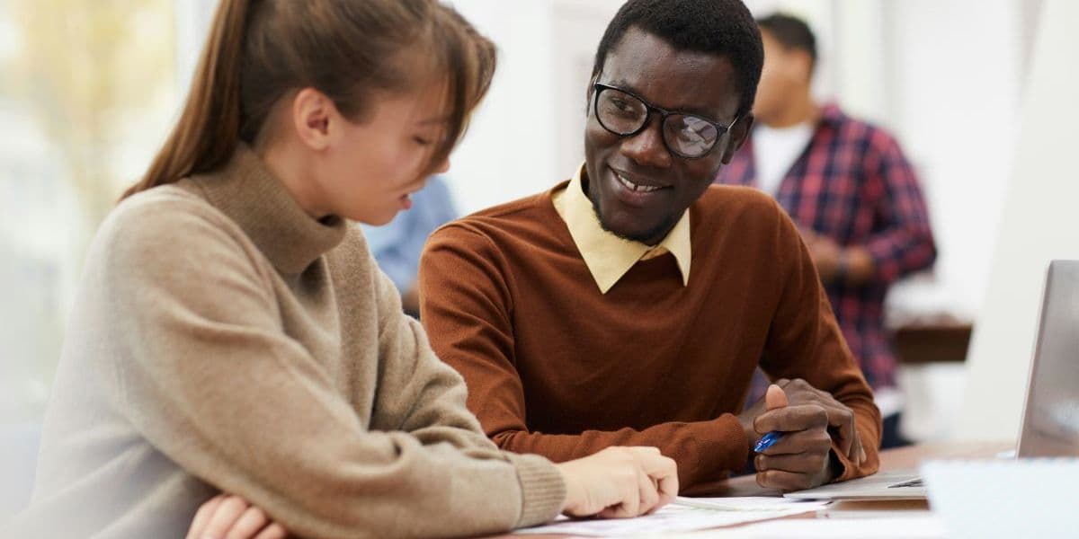 Student und Dozent im Klassenzimmer während einer technischen Weiterbildung.